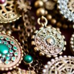 Bijoux traditionnels ornés de motifs culturels variés.